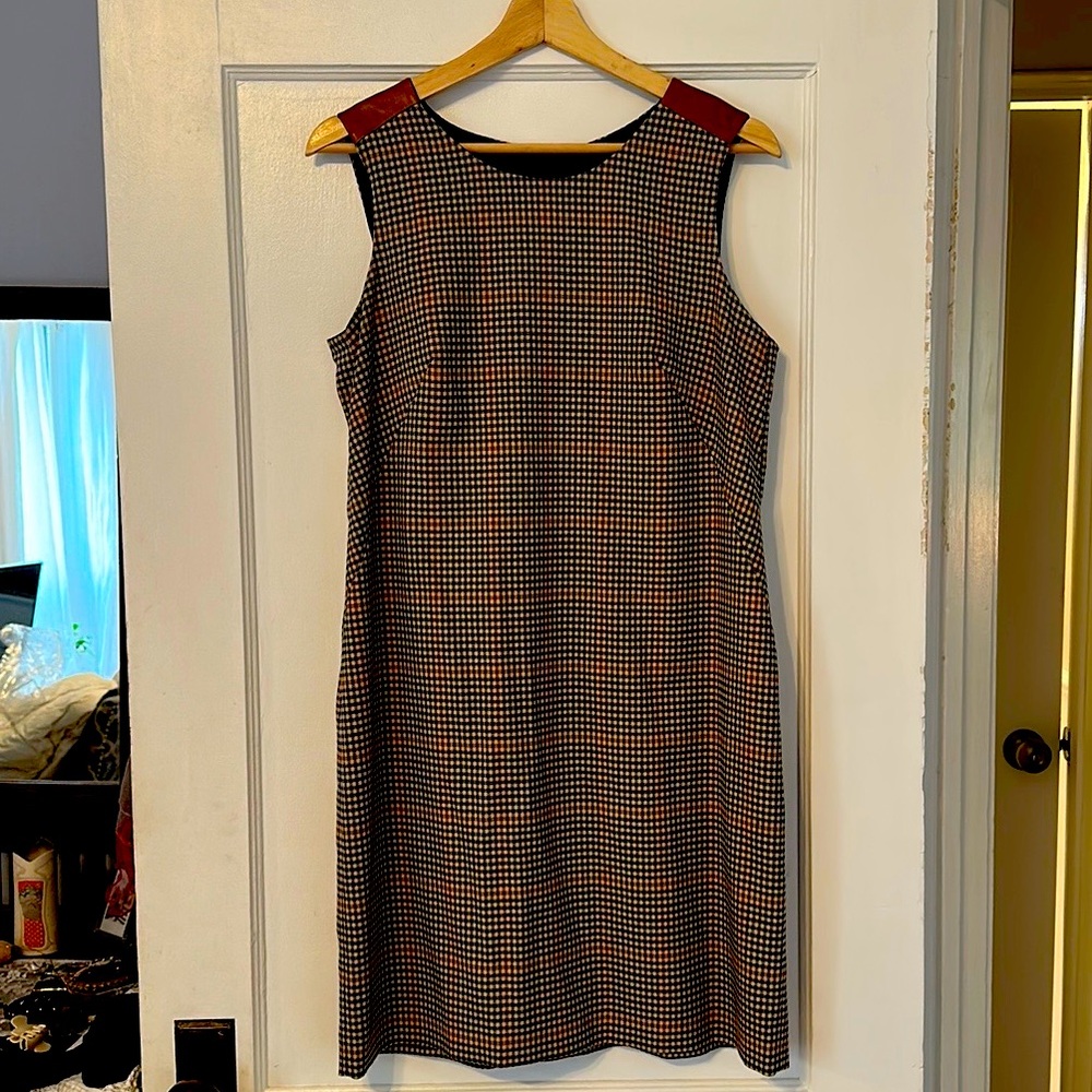 Cute & classic jumper, Houndstooth plaid  pattern, leather shoulder inlay, 10